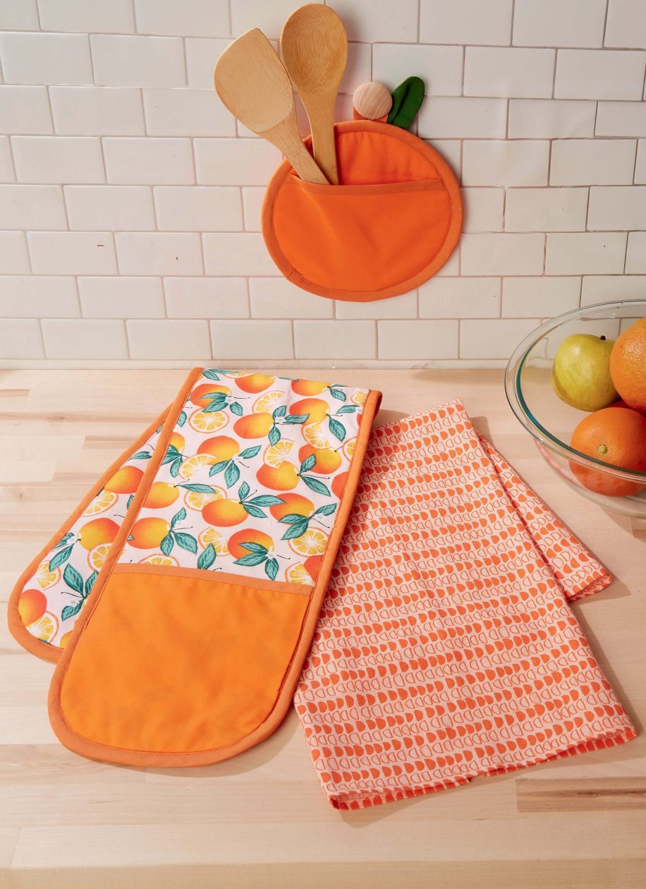 McCall's Sewing Pattern M8234 Children's and Misses' Aprons, Potholders and Tea Towel