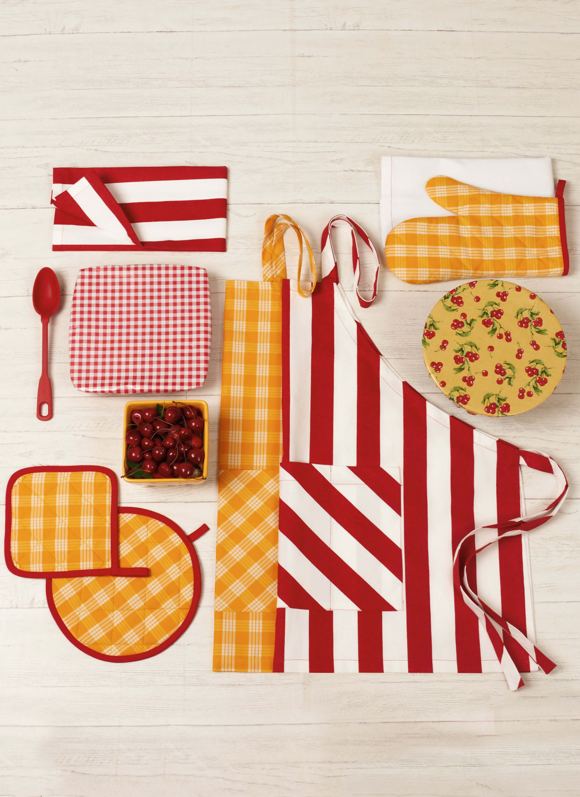 Simplicity Sewing Pattern S3058 Apron in One Size and Kitchen Accessories
