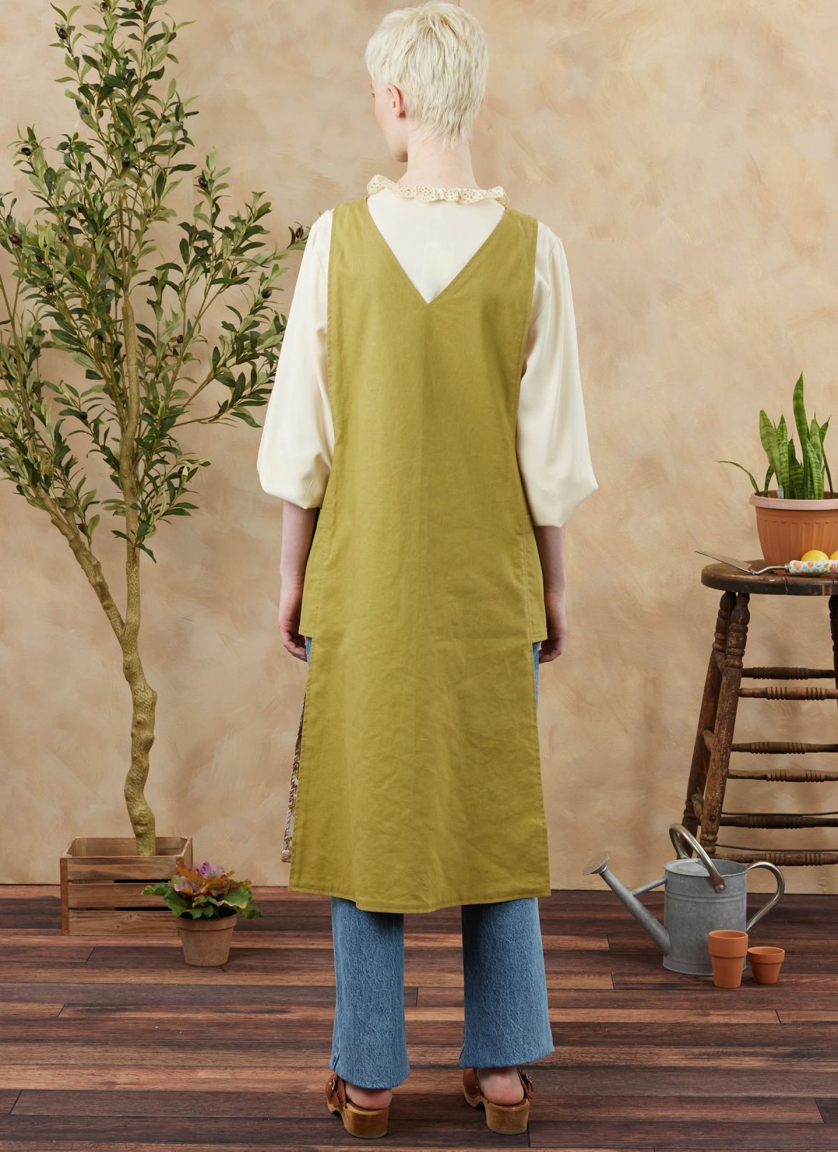 Simplicity Sewing Pattern S3258 Misses' Reversible Cobbler Apron and Hat in Three Sizes S, M and L